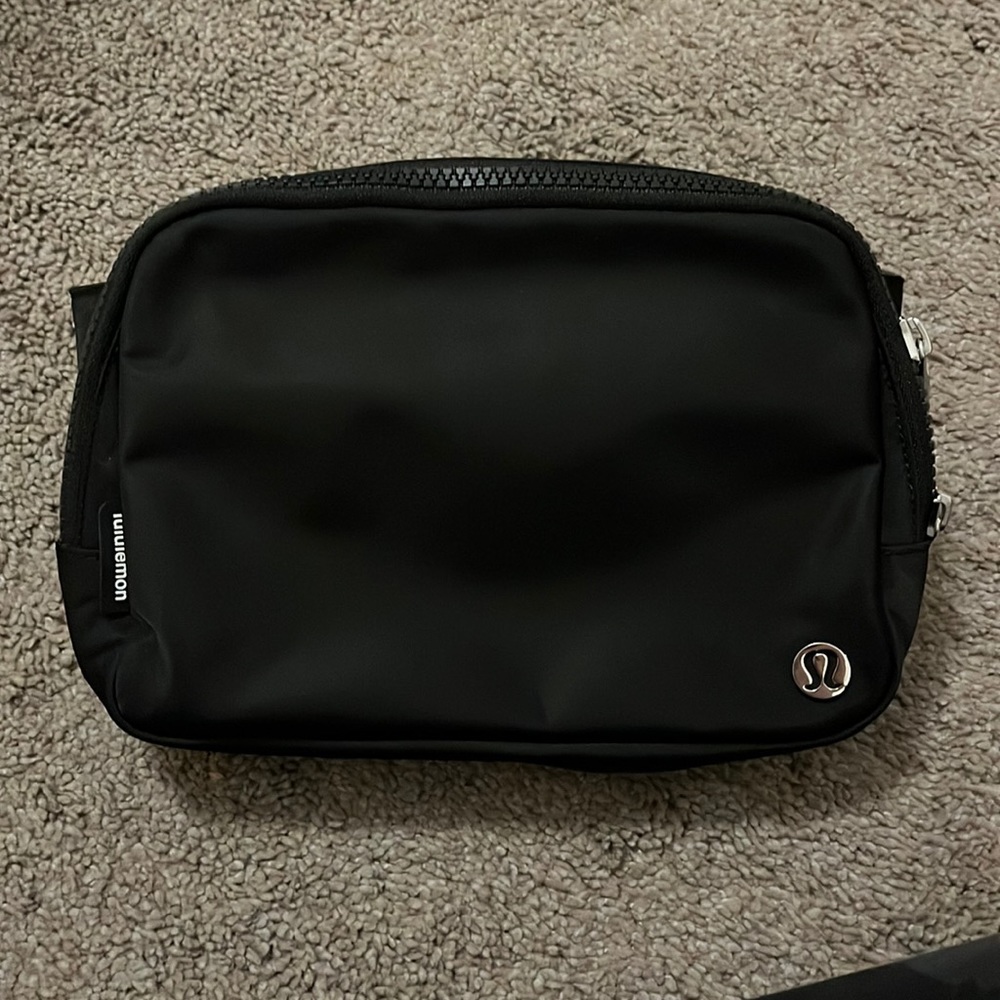 Lululemon large black belt bag
